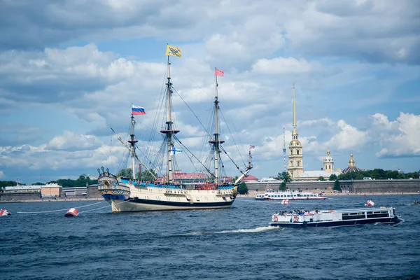 Viejo Barco Madera Con Velas Muelle Ciudad Fondo Los Edificios — Foto de Stock