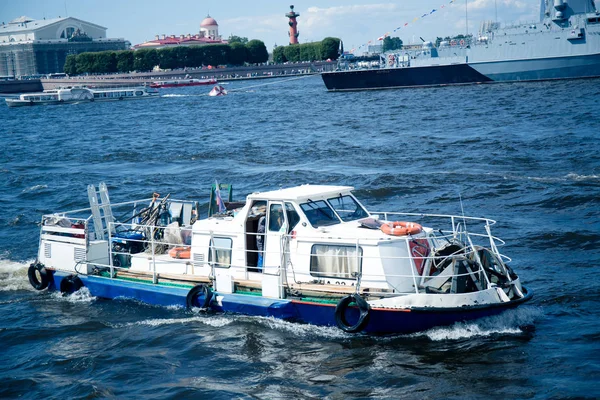 Barco Recreo Con Una Cubierta Río Bajo Cielo Azul Entre — Foto de Stock