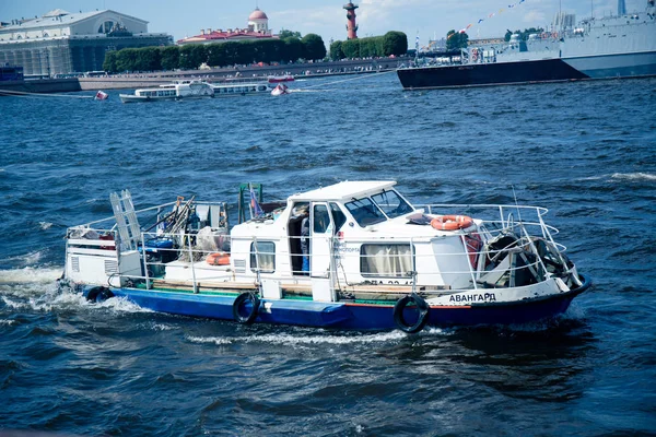 Barco Recreo Con Una Cubierta Río Bajo Cielo Azul Entre — Foto de Stock