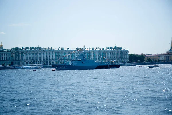 Krigsskib Grå Farve Mole Byen Mod Den Blå Himmel - Stock-foto