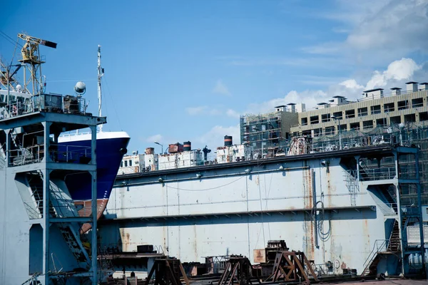 Barco Larga Distancia Puerto Ciudad Junto Río — Foto de Stock