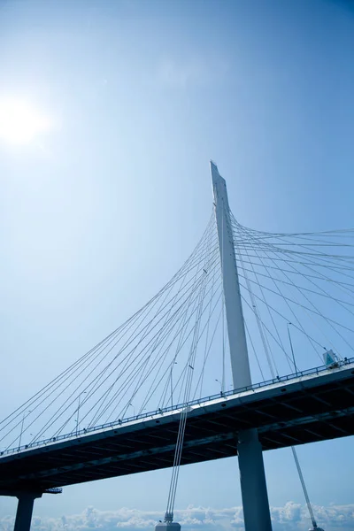 Straßenbrücke Für Grauen Hochgeschwindigkeitsverkehr Über Die Meerenge Vor Blauem Himmel — Stockfoto