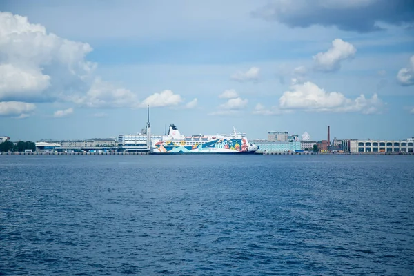 Barco Larga Distancia Puerto Ciudad Junto Río — Foto de Stock