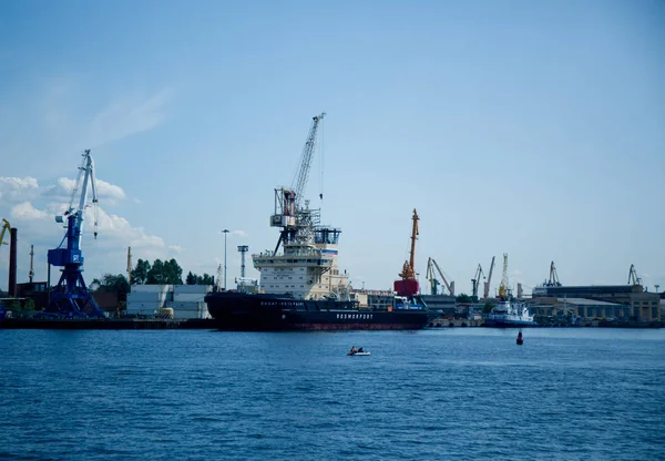 Barco Larga Distancia Puerto Ciudad Junto Río — Foto de Stock