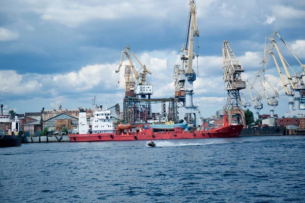Gemileri Boşaltmak Için Sanayi Vinçleri Limanda — Stok fotoğraf