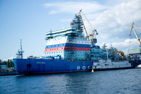 Barco Larga Distancia Puerto Ciudad Junto Río — Foto de Stock