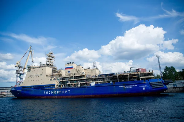 Barco Larga Distancia Puerto Ciudad Junto Río — Foto de Stock