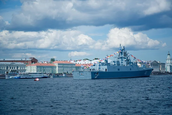 Buque Guerra Color Gris Muelle Ciudad Contra Cielo Azul — Foto de Stock