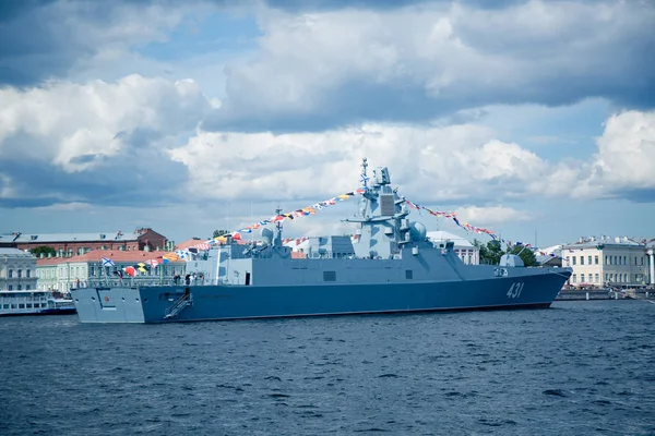 Buque Guerra Color Gris Muelle Ciudad Contra Cielo Azul — Foto de Stock