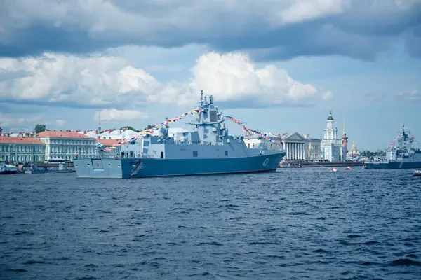 Buque Guerra Color Gris Muelle Ciudad Contra Cielo Azul — Foto de Stock