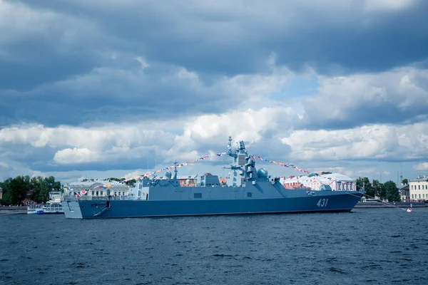 Buque Guerra Color Gris Muelle Ciudad Contra Cielo Azul — Foto de Stock