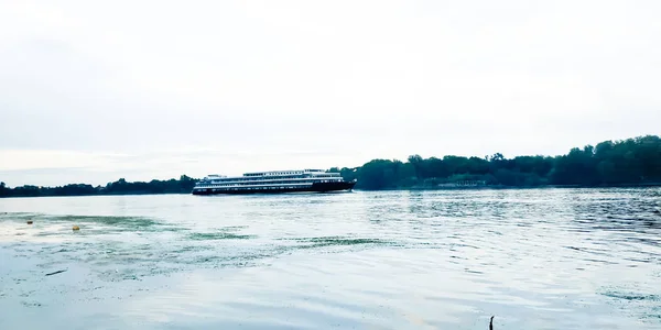 Barco Larga Distancia Puerto Ciudad Junto Río — Foto de Stock