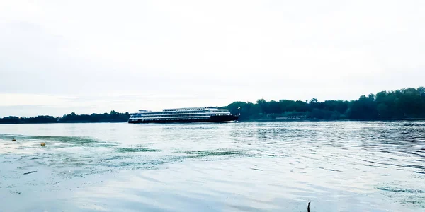 Barco Larga Distancia Puerto Ciudad Junto Río — Foto de Stock