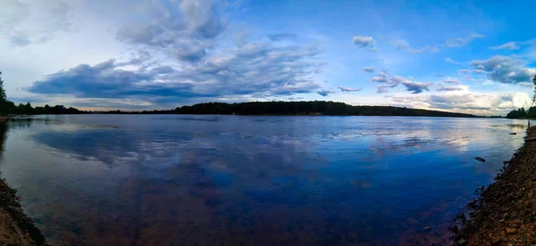 Panorama Över Flodstranden Vid Solnedgången — Stockfoto