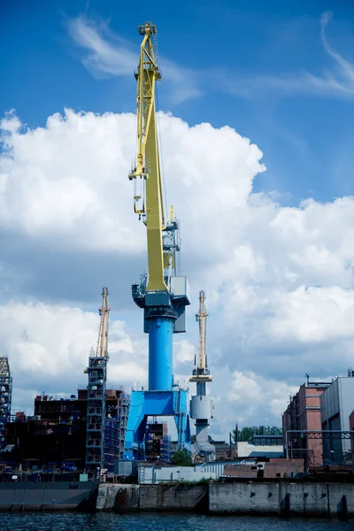 Industriekräne Hafen Zum Entladen Von Schiffen lizenzfreie Stockfotos