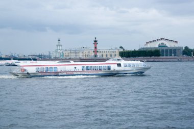 Mavi gökyüzüne karşı beyaz bir nehirde ilerlemek için yüksek hızlı gemi