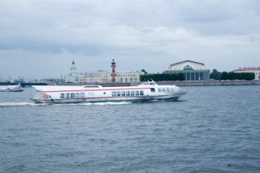 Mavi gökyüzüne karşı beyaz bir nehirde ilerlemek için yüksek hızlı gemi