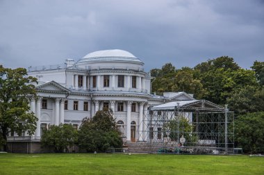 Nehir kıyısındaki konutlar