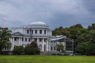 Nehir kıyısındaki konutlar
