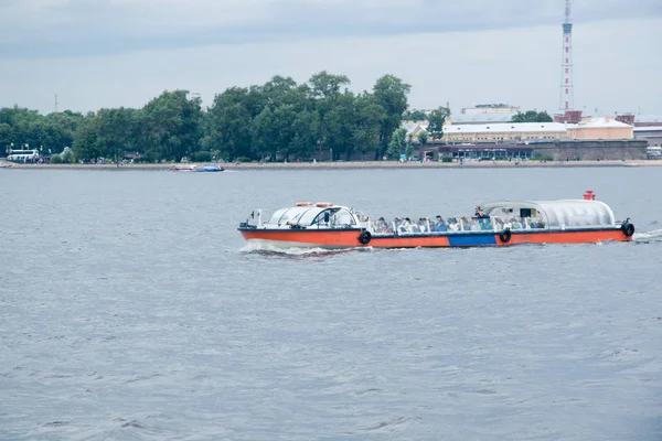 Barco Recreo Con Una Cubierta Río Bajo Cielo Azul Entre — Foto de Stock