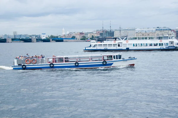 Barco Placer Pasajeros Río Contra Cielo Azul — Foto de Stock