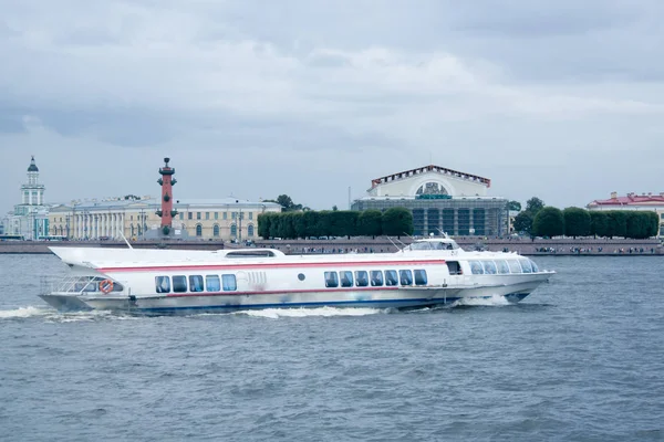 Barco Alta Velocidad Para Moverse Río Blanco Contra Cielo Azul — Foto de Stock