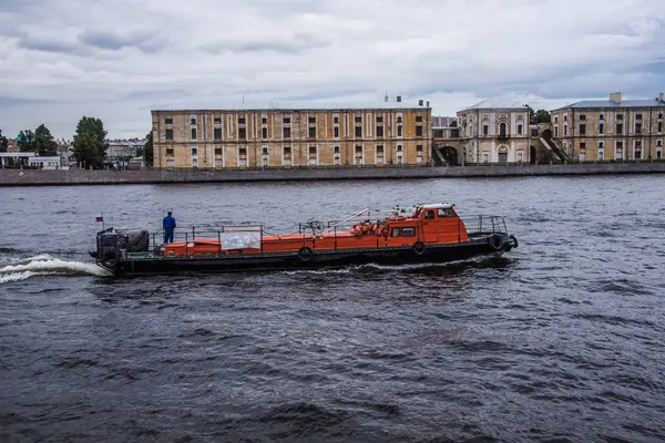 Lystbåd Med Dæk Floden Blå Himmel Blandt Bybygninger - Stock-foto