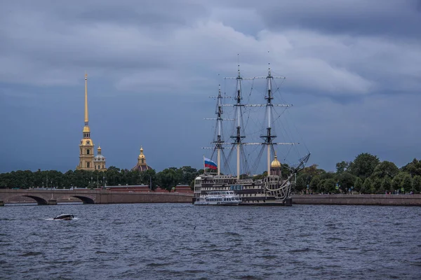 Old Sailing Ship Pier City River — Stock Photo, Image