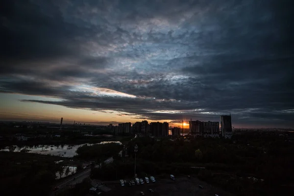 Blick Auf Wohnhochhäuser Späten Abend Vor Dem Hintergrund Der Untergehenden — Stockfoto