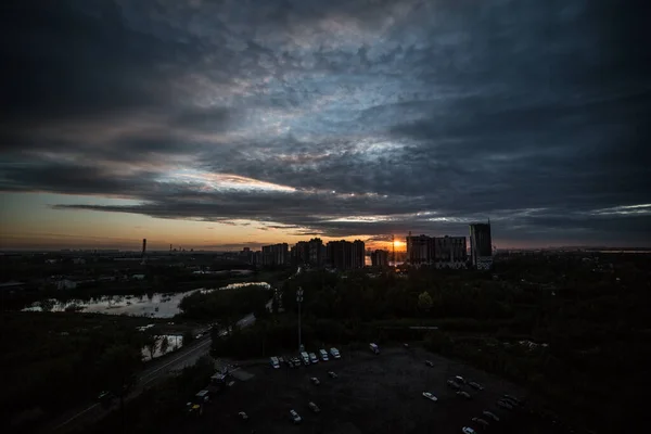 Gecenin Geç Saatlerinde Batan Güneşin Arkaplanına Karşı Yüksek Binaların Manzarası — Stok fotoğraf
