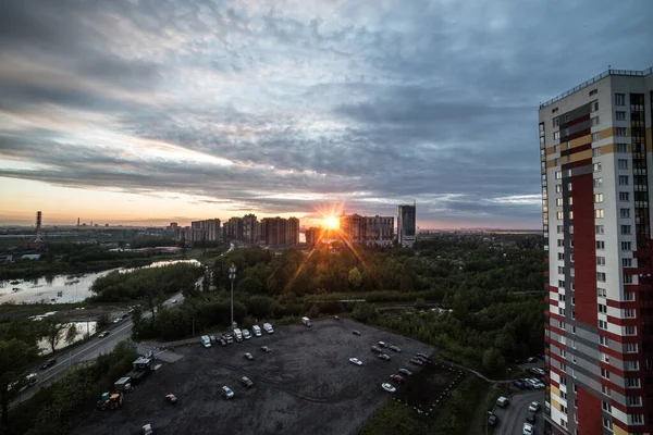 Kilátás Toronyház Lakóépületek Késő Este Szemben Háttérben Lenyugvó Nap — Stock Fotó
