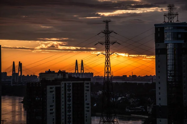 Gecenin Geç Saatlerinde Batan Güneşin Arkaplanına Karşı Yüksek Binaların Manzarası — Stok fotoğraf