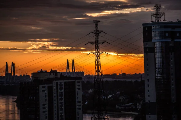 Die Untergehende Sonne Vor Dem Hintergrund Von Hochhäusern — Stockfoto