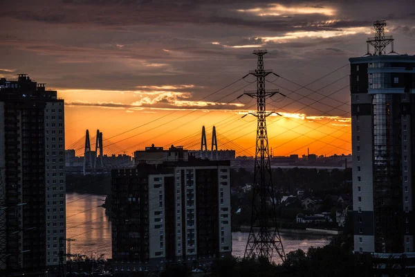 Ondergaande Zon Tegen Achtergrond Van Hoogbouw — Stockfoto