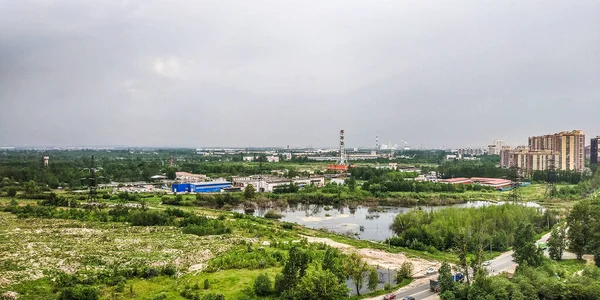 高層住宅の上に雲が立ち — ストック写真