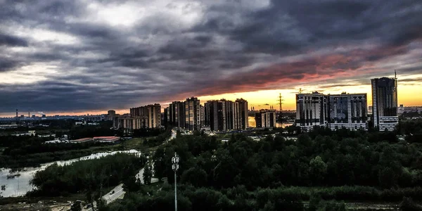 Nehirde Gün Batımı Kıyıdan Manzara — Stok fotoğraf