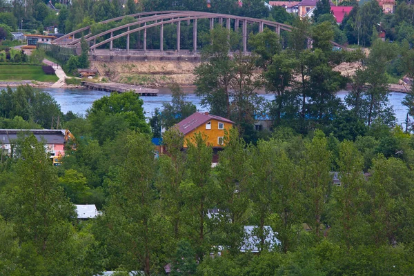Mavi gökyüzüne karşı yüksek binalar