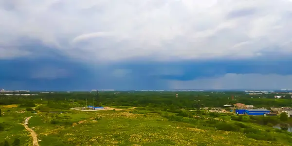 Yüksek Binaların Üzerinde Bulutlar — Stok fotoğraf