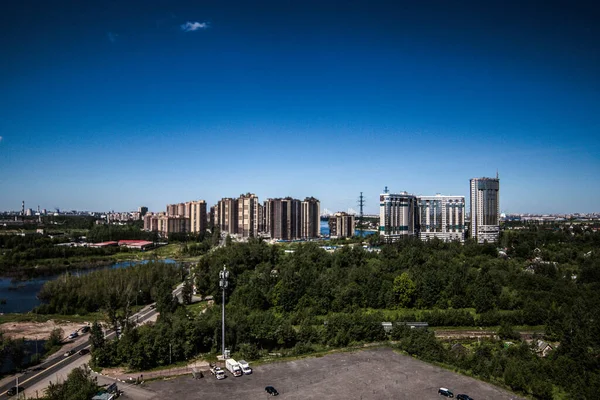 高層住宅の上に雲が立ち — ストック写真