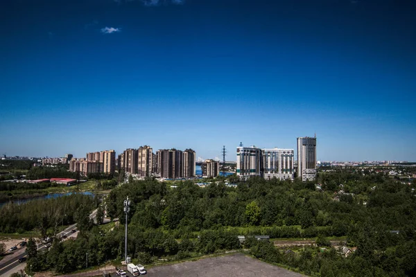 高層住宅の上に雲が立ち — ストック写真