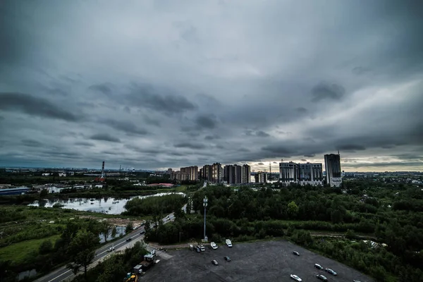 Mraky Nad Výškovými Obytnými Budovami — Stock fotografie