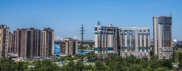 Mavi Gökyüzüne Karşı Yüksek Binalar — Stok fotoğraf