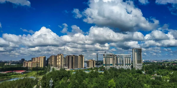 Nubes Sobre Edificios Residenciales Alto Crecimiento — Foto de Stock