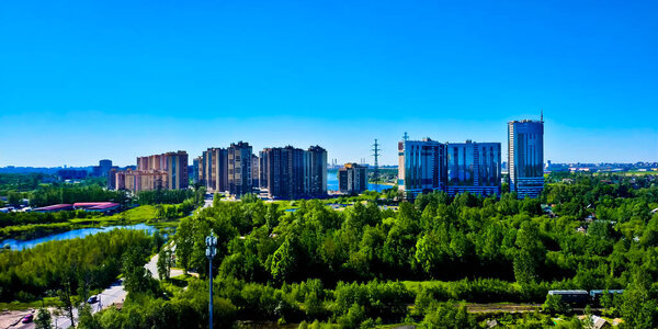 тучи над высотными жилыми зданиями