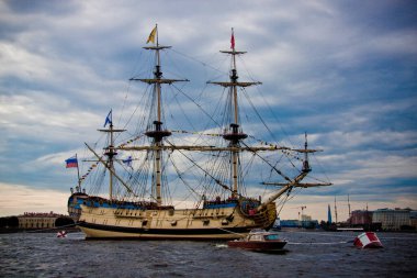 Neva 'nın su bölgesinde, donanmanın yakın plan çekildiği gün denize açılan bir gemi.