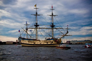 Neva 'nın su bölgesinde, donanmanın yakın plan çekildiği gün denize açılan bir gemi.