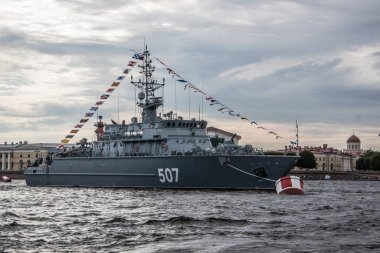Neva 'nın su bölgesinde, donanmanın yakın plan çekildiği gün denize açılan bir gemi.