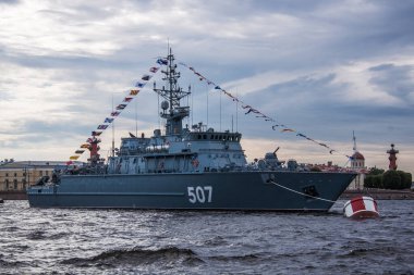Neva 'nın su bölgesinde, donanmanın yakın plan çekildiği gün denize açılan bir gemi.