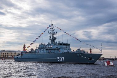 Neva 'nın su bölgesinde, donanmanın yakın plan çekildiği gün denize açılan bir gemi.