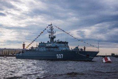 Neva 'nın su bölgesinde, donanmanın yakın plan çekildiği gün denize açılan bir gemi.